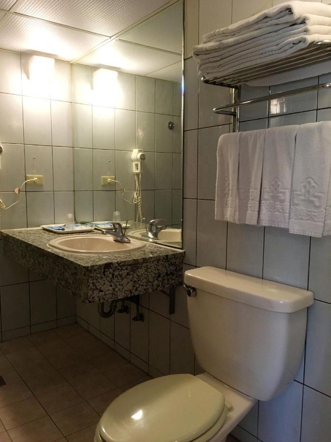Отель 文南哥爸妻夫飯店 Тайнань Экстерьер фото