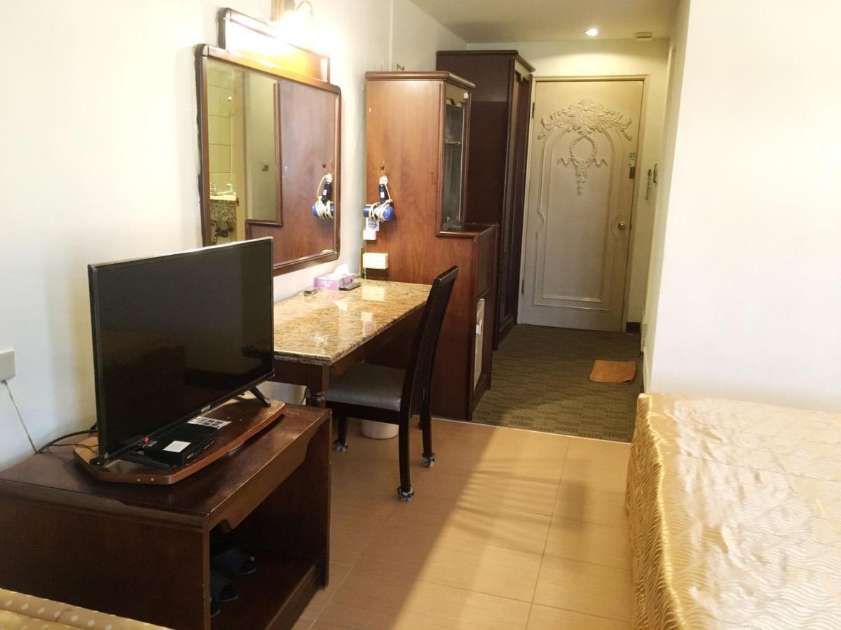 Отель 文南哥爸妻夫飯店 Тайнань Экстерьер фото