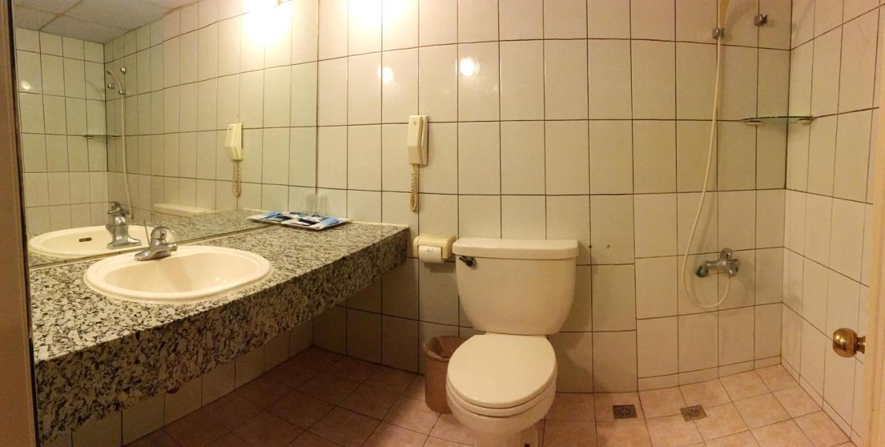 Отель 文南哥爸妻夫飯店 Тайнань Экстерьер фото