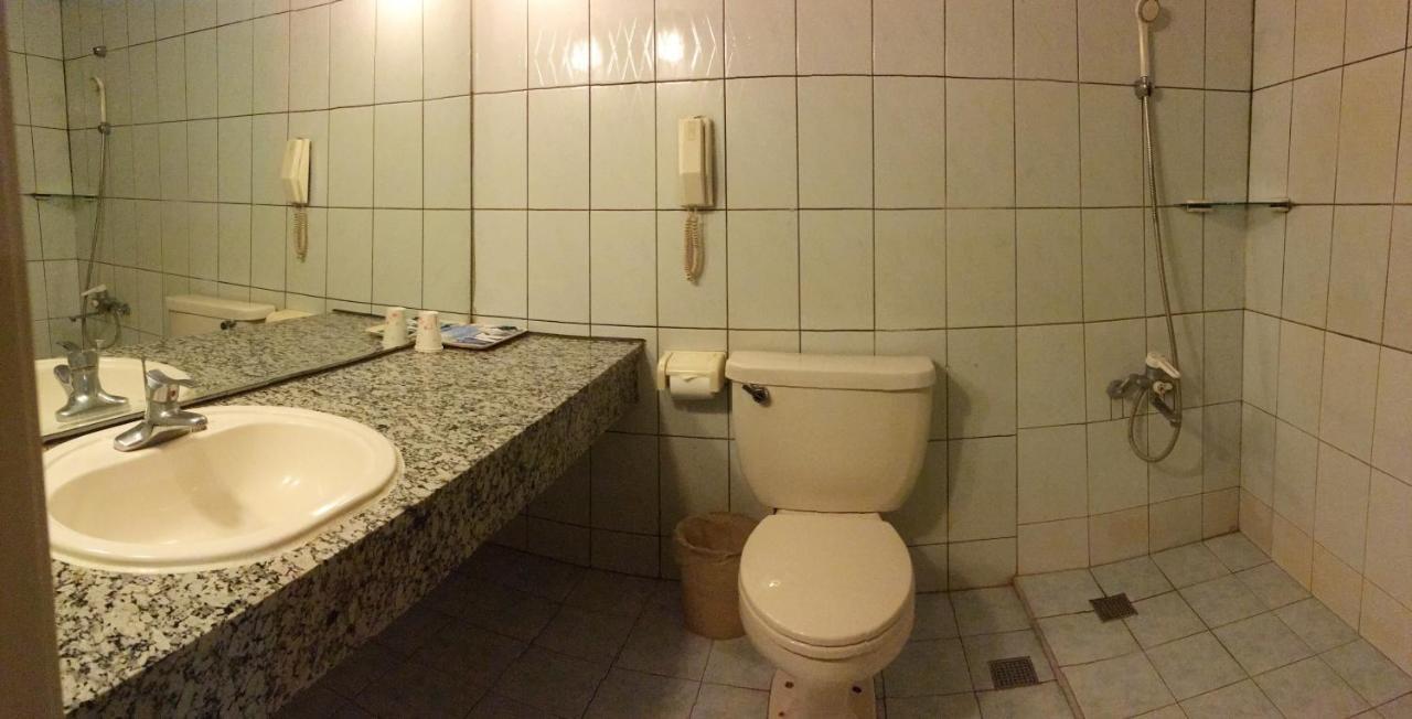 Отель 文南哥爸妻夫飯店 Тайнань Экстерьер фото